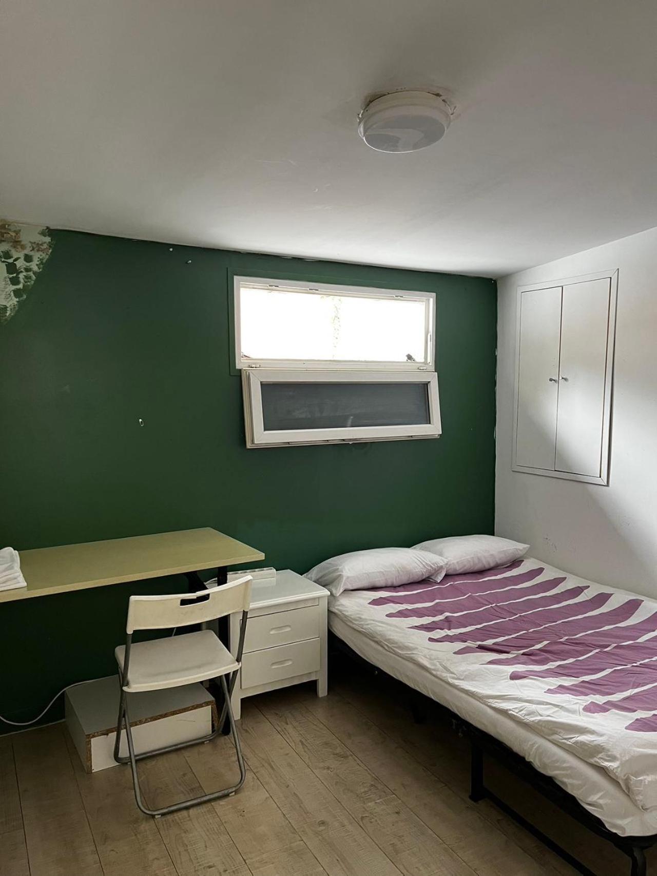 Chambre Simple avec Toilettes et Douche Communes