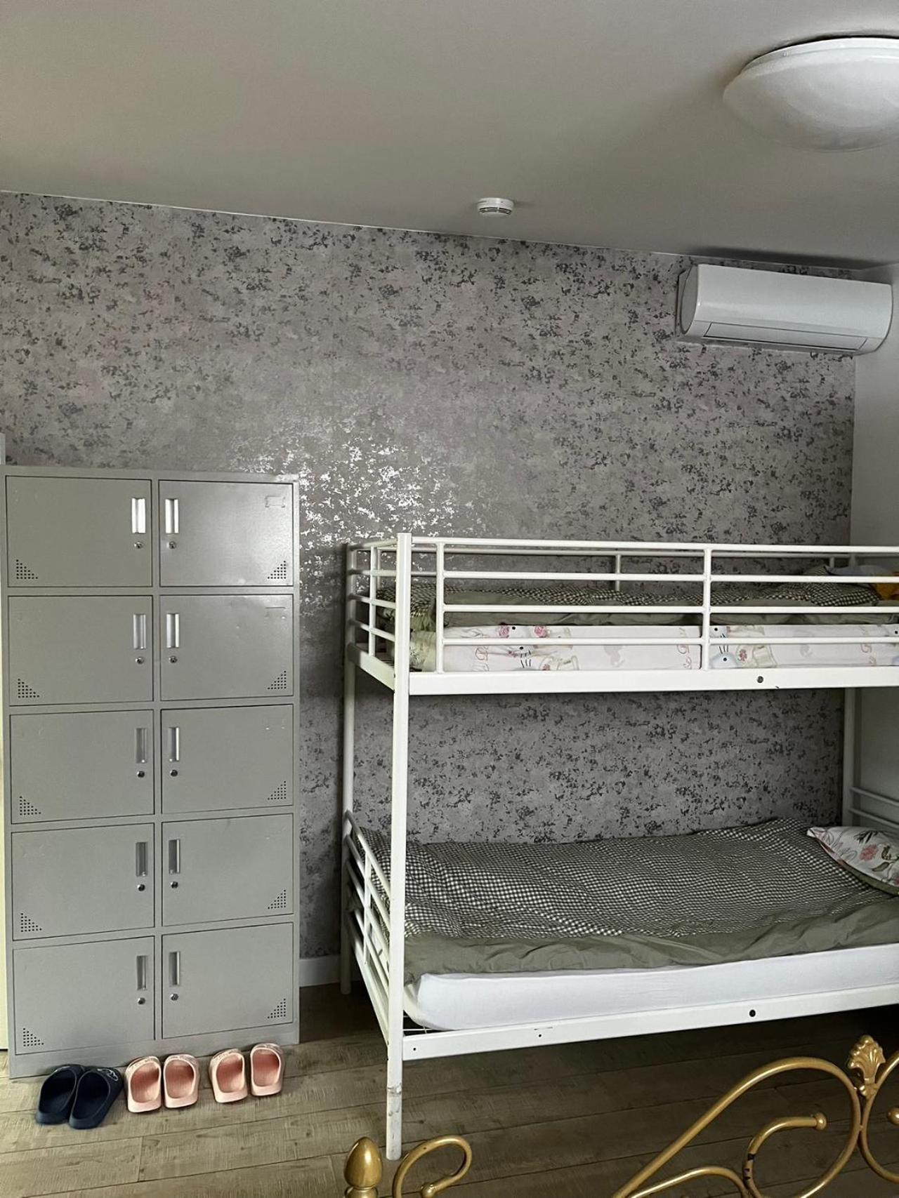 Lit Simple dans Dortoir pour Femmes
